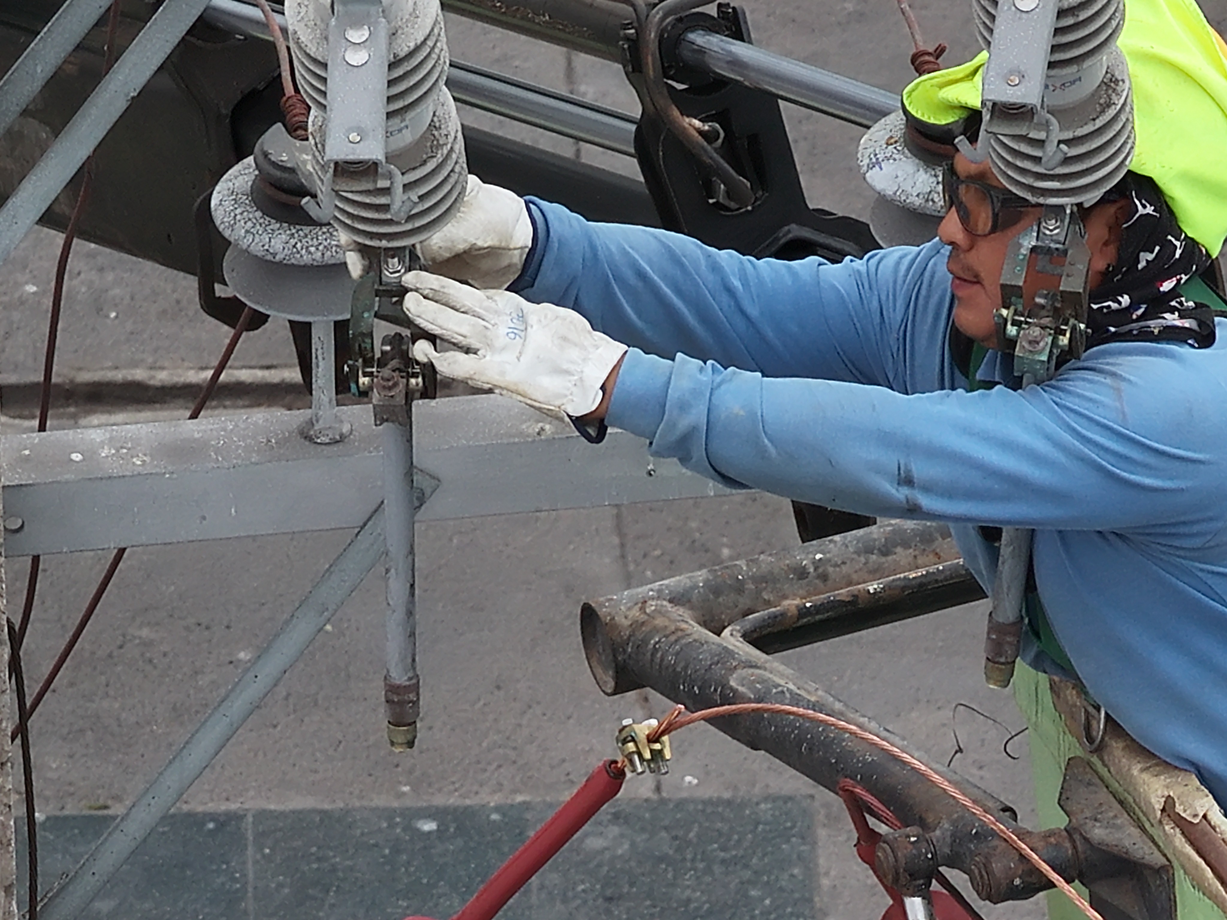 Inspección de componentes eléctricos en altura